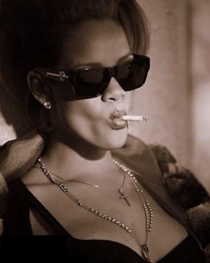 Rihanna su Instagram offre ai fan un album di foto hot http://static.fanpage.it/gossipfanpage/wp-content/uploads/gallery/rihanna-in-topless/le-pose-hot-di-riri-800x540.jpg