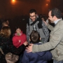 stefano saluta i bambini del suo paese