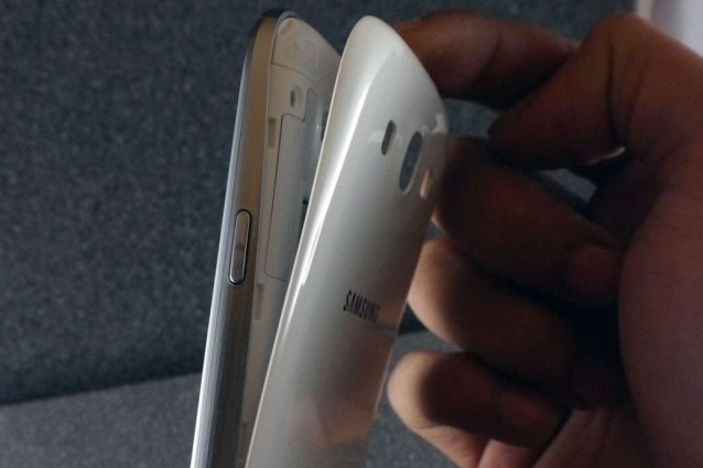 Samsung Galaxy S III: non è tutto oro quello che luccica...almeno per quanto riguarda la back cover.