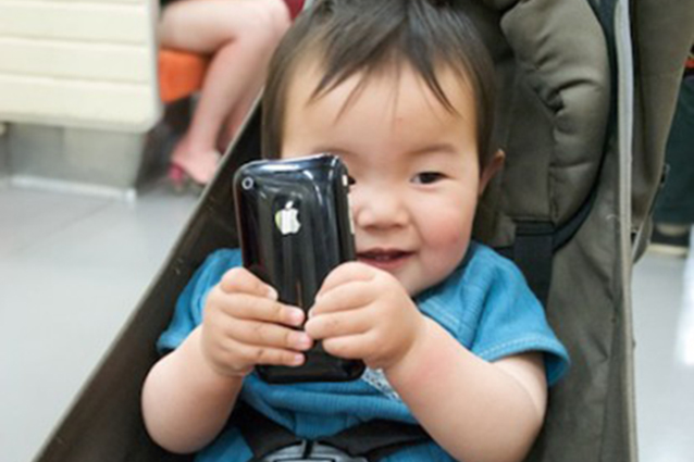 Vendono la figlia per un iPhone.