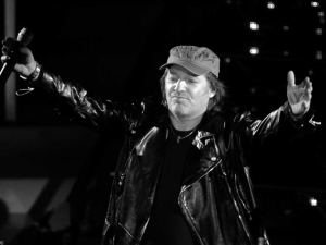 Vasco Rossi cade sul palco a Caserta