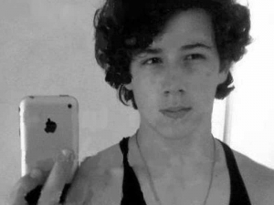 Nick Jonas presenta in tv e compare su un sito gay