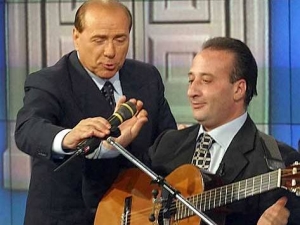 Silvio Berlusconi nelle vesti di cantautore