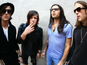 I Kings of Leon rimangono con la Columbia.
