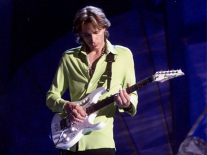 Steve Vai collabora con la ex chitarrista di Michael Jackson.