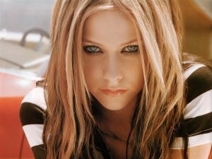 Avril Lavigne per Wavin’ Flag