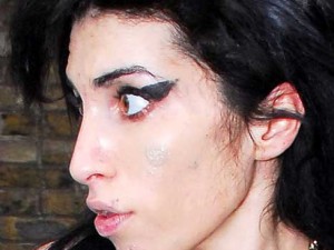 Amy Winehouse torna in ospedale dopo una sbornia.
