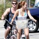 Miley Cyrus prende in giro il look del fidanzato