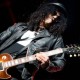 Slash: aggressione sventata sul palco durante il concerto di Milano. Ecco il video