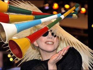 Lady Gaga ha una vuvuzela per cappello dopo questi Mondiali sudafricani.