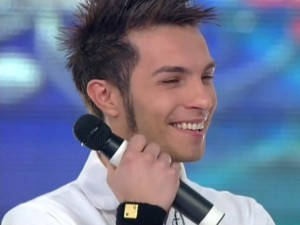 Marco Carta in ospedale dopo aver cantato ad Amici 10.