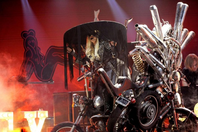 Lady Gaga gira il video di Marry The Night a New York.