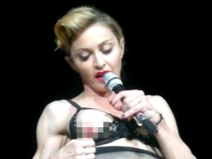Il fuori di seno di Madonna ad Istanbul.
