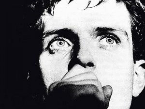 Peter Hook racconta i Joy Division in un libro.