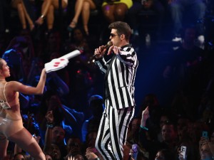 Miley Cyrus criticata anche dall'inventore della mano gigante: