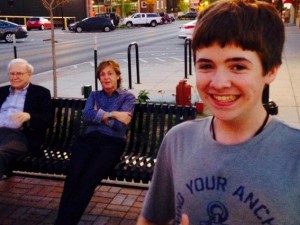 Il selfie storico di un ragazzo con Paul McCartney e Warren Buffet.