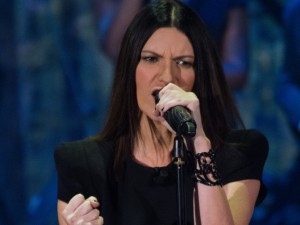 Laura Pausini piange la morte del suo cane e condanna chi l'ha investito: 