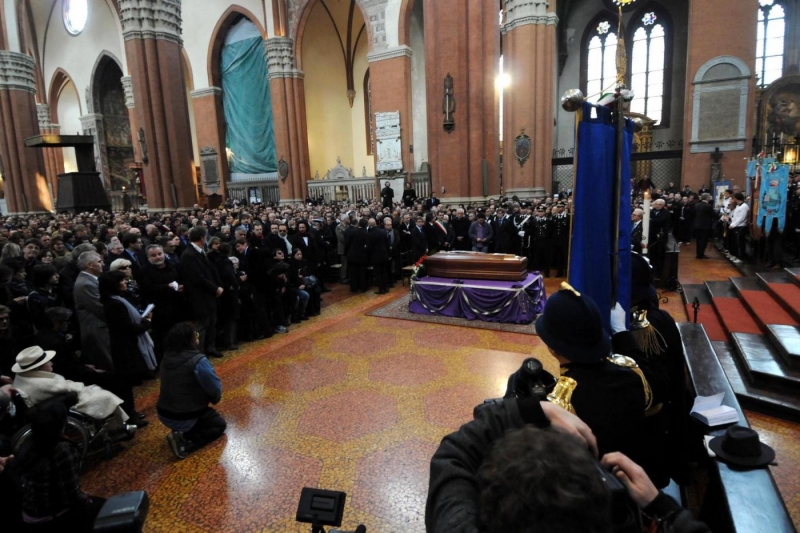 Il feretro di Dalla