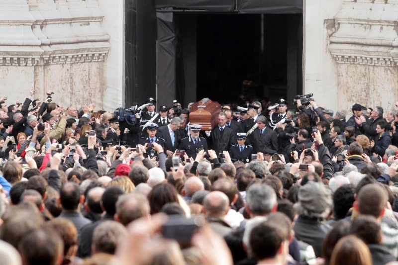 Il feretro di Dalla lascia la Basilica