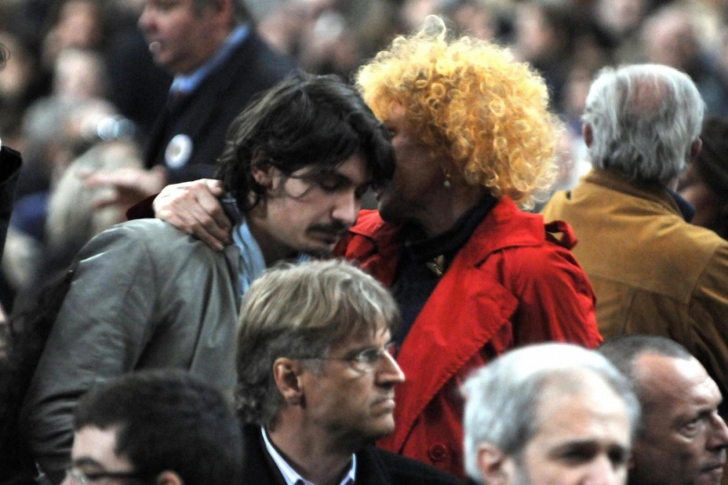 Pierdavide Carone abbracciato da Ornella Vanoni