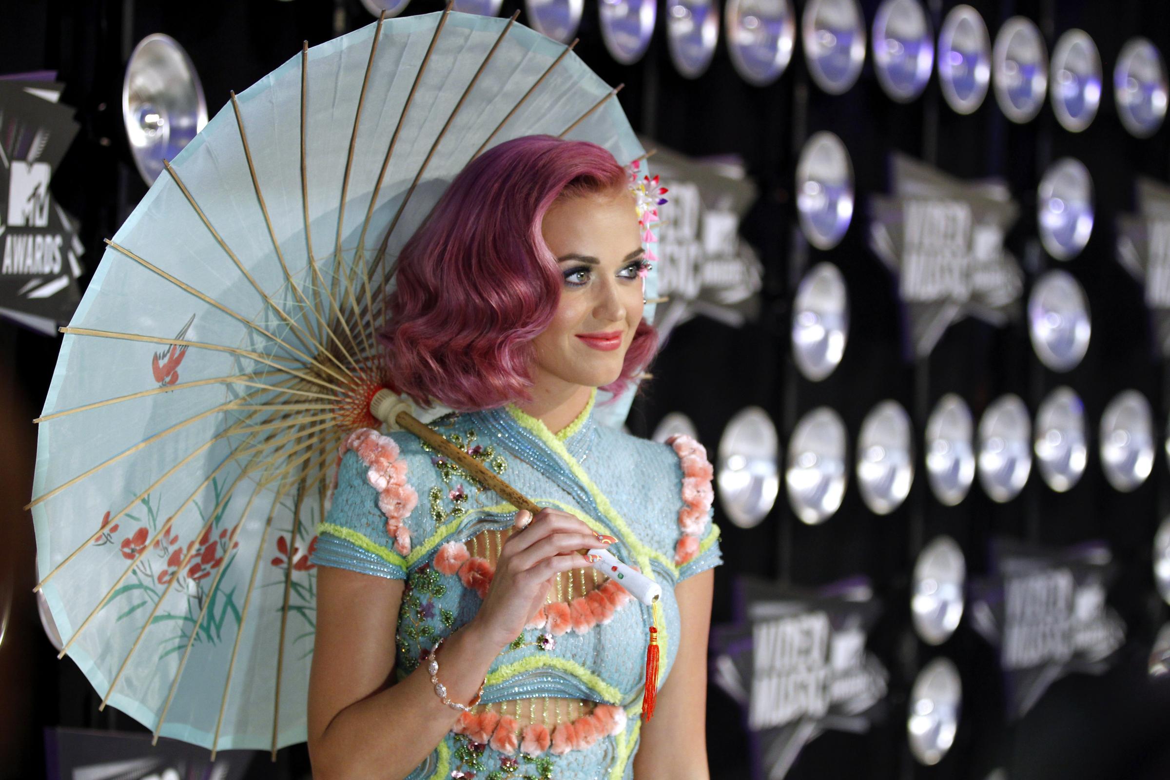 http://static.fanpage.it/musicfanpage/wp-content/uploads/gallery/mtv-video-music-awards-2011-le-foto-piu-belle-della-serata/ombrello-katy.jpg