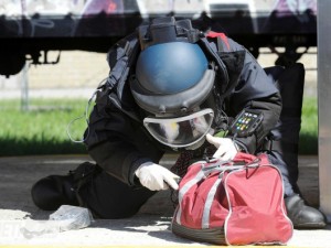 Torre Annunziata, bomba al plastico in una scuola