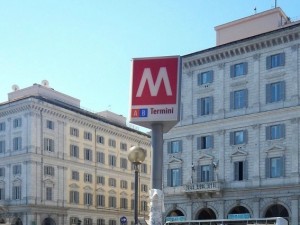 Roma, macchinista eroe salva ragazza che si voleva lanciare sui binari della metro