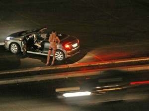 La prostituta gli rifiuta un rapporto sessuale e lui tenta di rapinarla