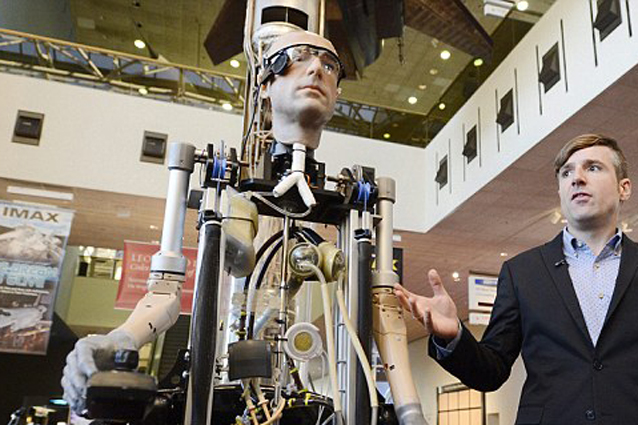 L'Uomo bionico si presenta allo Smithsonian Museum di Whasington (VIDEO).
