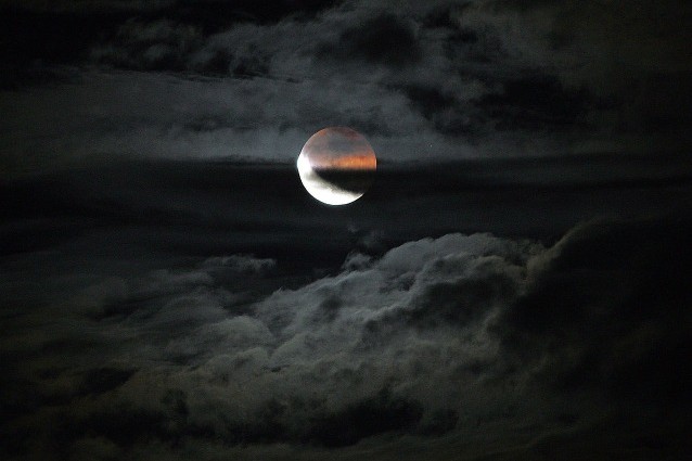 Appuntamento questa sera con la luna in penombra.