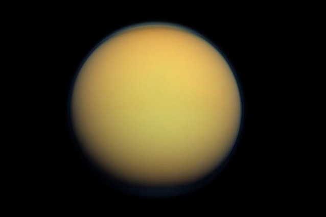 C'è plastica sulla Luna (di Saturno).