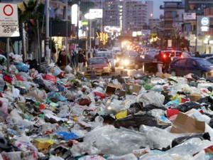 Emergenza rifiuti: ritorna l'immondizia per le strade di Napoli, la provincia al collasso.