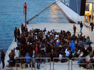 Lampedusa: trasferiti 2.300 immigrati. Berlusconi accusa la Tunisia, Frattini contro la Francia.