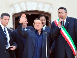 Berlusconi a Lampedusa: entro 48 ore soluzione al problema.