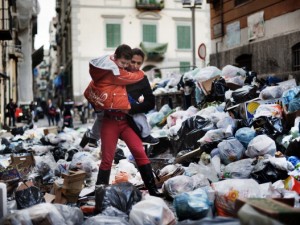 Emergenza Rifiuti: Napoli affonda sotto 3500 tonnellate di spazzatura, nessuna soluzione.