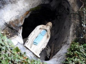 Miracolo a Lourdes: riconosciuta la guarigione per un uomo paralizzato ad una gamba.