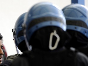 Immigrati, tensione alla tendopoli di S. Maria Capua Vetere. A Lampedusa i superstiti del naufragio.