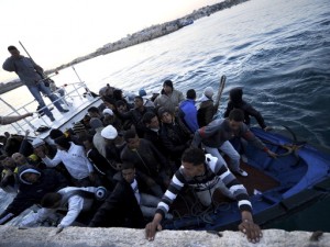 Lampedusa: salvati 221 immigrati. Consegnati i primi permessi, ma la Francia ribadisce il 'no'.