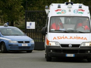 Tragedia familiare: prende a schiaffi il padre fino a ucciderlo, tre giorni di coma e sofferenze.