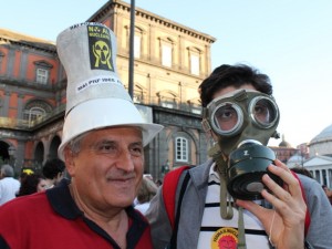 Napoli dice sì ai referendum: catena umana in piazza con De Magistris.