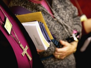 La chiesa anglicana consentirà ai preti gay di diventare vescovi.