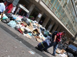 Emergenza rifiuti: domenica di passione per Napoli, De Magistris vincerà la sfida?