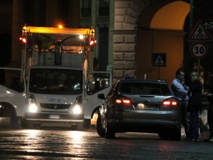 Vertice notturno sull'emergenza rifiuti di Napoli: De Magistris e Caldoro cercano una soluzione.
