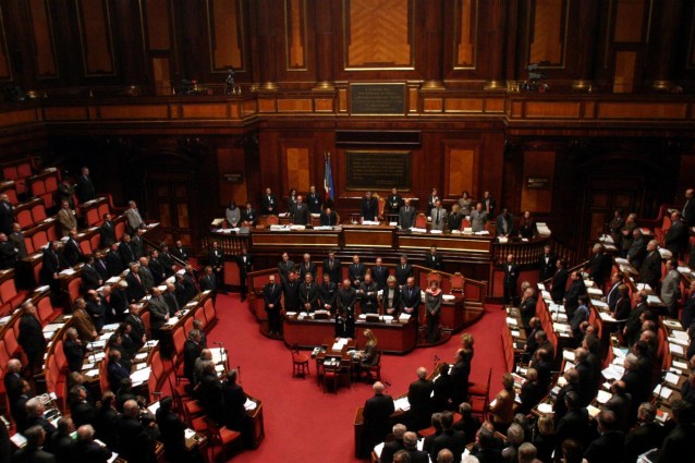 La dura vita dei politici più pagati d’Europa: la casta e i suoi privilegi.