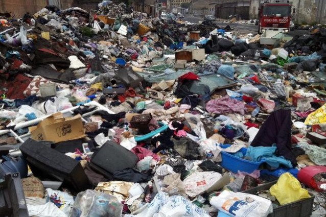 Emergenza rifiuti: governo sotto alla Camera, spaccatura con la Lega e inchieste a Napoli.
