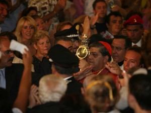Napoli, si è compiuto il prodigio del sangue di San Gennaro.