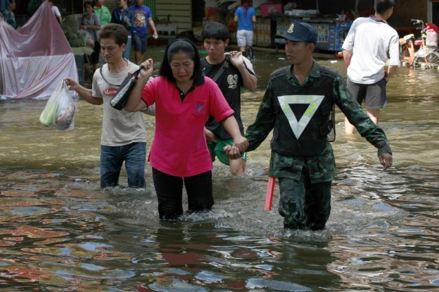 L'alluvione in Thailandia e i manifesti di Occupy London: le istantanee più belle di oggi.
