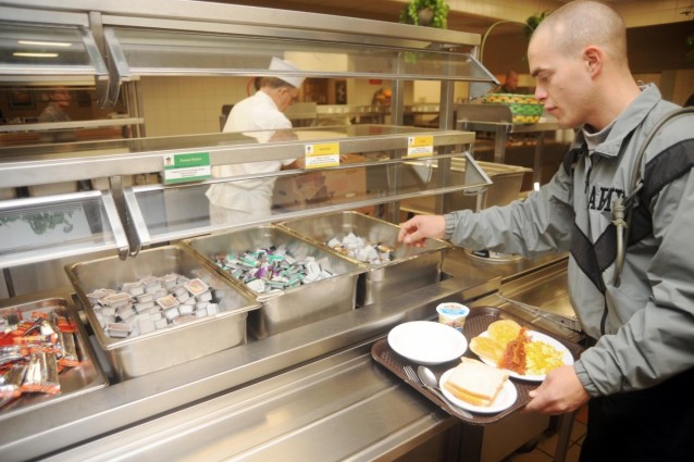 Il ristorante di Montecitorio diventa self-service, la Casta stringe la cinghia.