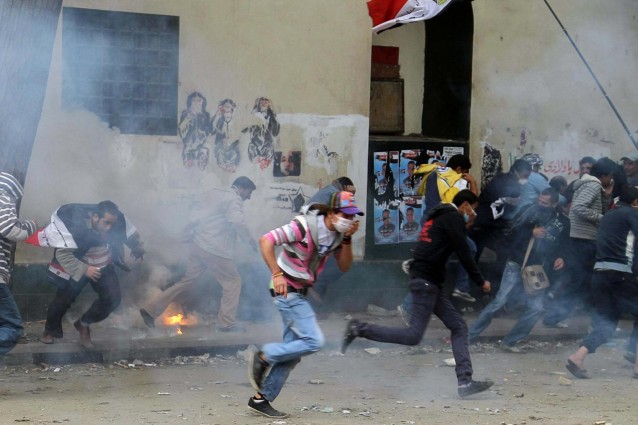 Piazza Tahrir brucia ancora: violenti scontri tra esercito e manifestanti in Egitto.
