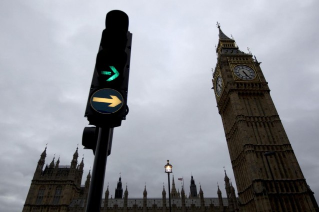 Londra, il Big Ben sprofonda nel Tamigi. La soluzione? Vendiamolo ai cinesi.